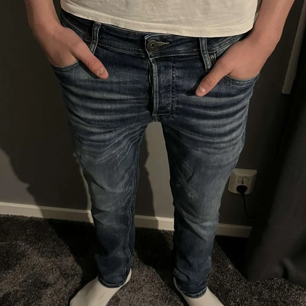 Säljer ett par snygga blå jeans med cool fade. Bra skick men som man ser så är de lite sytt på vänstra benet . Hör av er för frågor 😁. 29/32  Längd på modellen: 183cm. Jeans & Byxor.