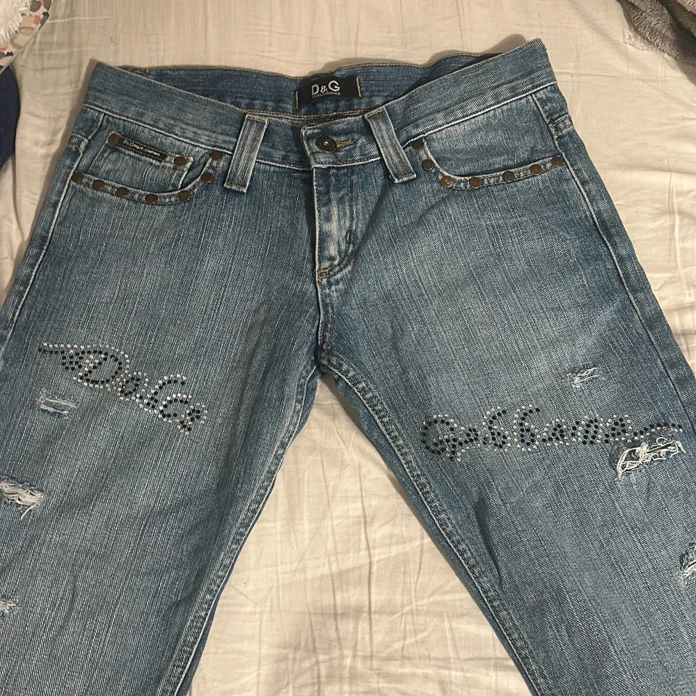 Thrifted Dolce & Gabbana jeans  Använda ett fåtal gånger men i ganska bra skick inga hål eller slitningar längst ner vid fötterna  Storlek 29 och 32 i längd. Pris kan sänkas vid snabbäffar och skriv om ni vill ha mer bilder🤍. Jeans & Byxor.