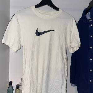 Vit/Gul Nike T-shirt, Storlek S 