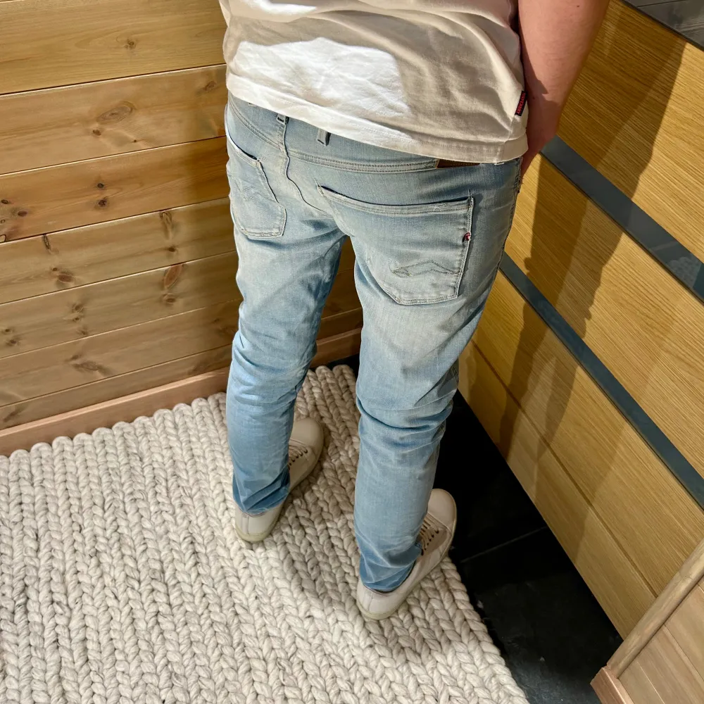 Tja säljer just nu dessa stilrena jeans från Replay i modellen Anbass som passar till allt! Passform - slim. Modell-183 (70kg). Skriv för fler frågor/bilder mvh vestimenta😊. Jeans & Byxor.