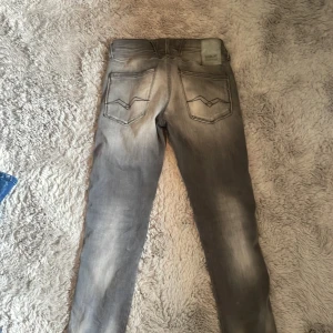 W27 L30 - Säljer ett par riktigt feta ljus gråa Replay Anbass jeans | skick: 8,5/10 | nypris: ca 1700💥  | Mitt pris: 899💸. | pris går att diskuteras 