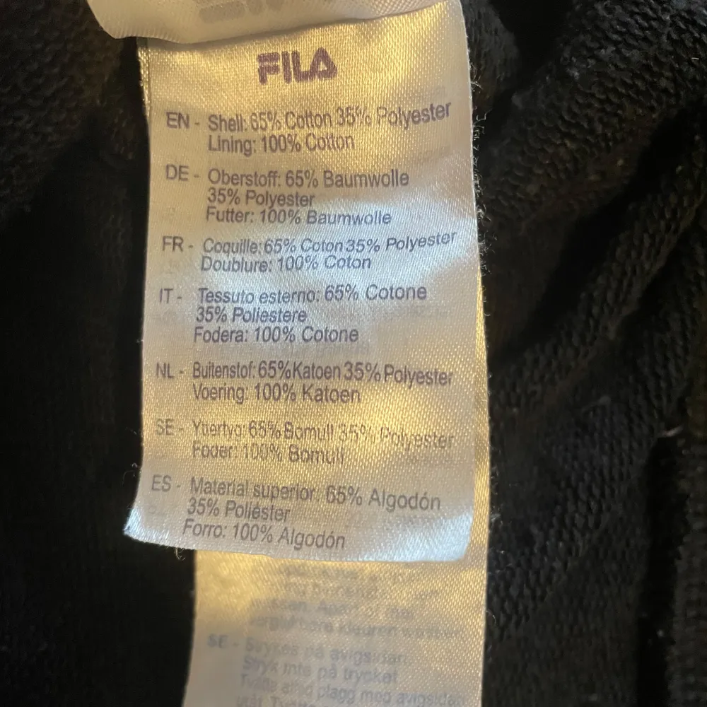 Fila hoodie i storlek small. Inga defekter. . Hoodies.