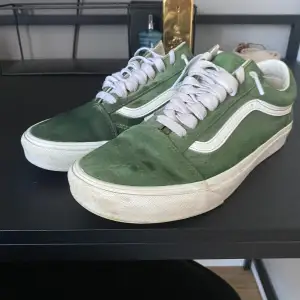 Hej, säljer ett par Vans old Skool i färgen mörkgrön. Jag säljer dem för att dem har blivit för små.  Fläkarna är bara från vatten inte permanent bara för att jag tvättade dem.