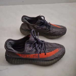 Adidas skot - Säljer nu mina adidas skor bra skick 10/10. Priset är inte fast
