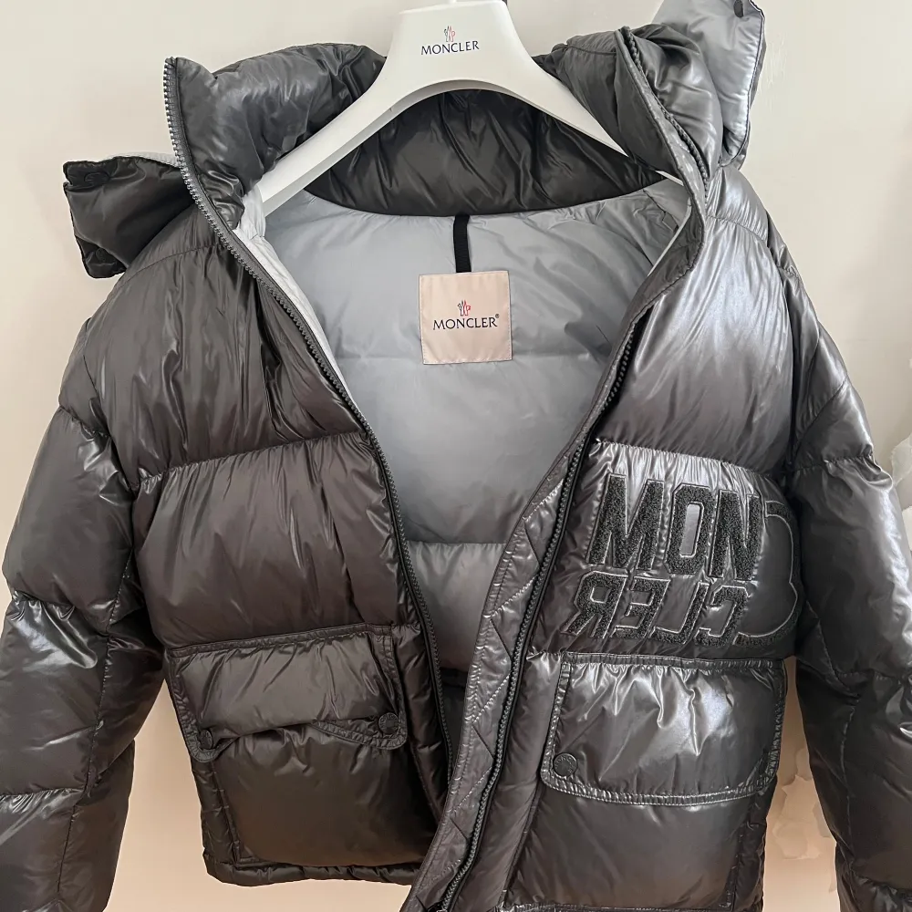 Säljer denna fina moncler i modellen ”abbaye” denna färg är slutsåld överallt och den har inga defekter. Kvitto finns även. Säljs för över 20000kr på olika hemsidor i andra färger men grå är helt slut överallt. Luva finns som man kan ta av och på.. Takit.