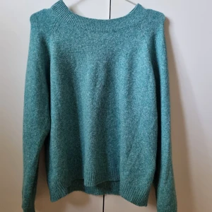 Tröja strl L - JÄTTEMJUK tröja från Vero Moda i strl L. Världens mysigaste material, mjuk och stretchig. Använd typ 2 ggr och är som ny! Säljer pga insåg att färgen inte passade mig, annars superfin!