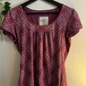 T-shirt - Jättefin lila rutig T-shirt 💜 