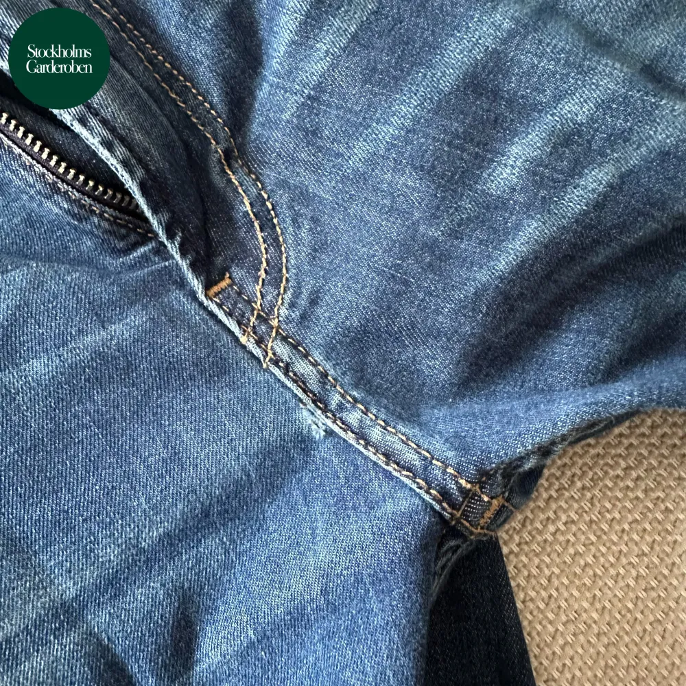 Jeans från Replay | Storlek: 30/34 - Skicket på jeansen är bra förutom ett litet hål vid gylfen (bild 3) - Vårat pris: 499kr - Nypris: 1,599kr - Modellen är 185cm och väger 78kg. . Jeans & Byxor.