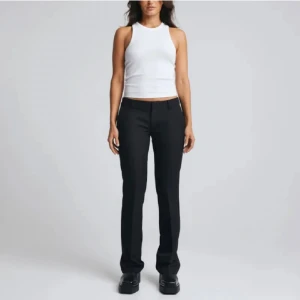 Kostymbyxor Low waist  - Säljer mina konstymbyxor från bikbok som är lågmidjade, i storlek 34. Säljer de för de inte längre passar mig. (Hade inte så många bilder på de men försökte hitta nån iallafall på mina)