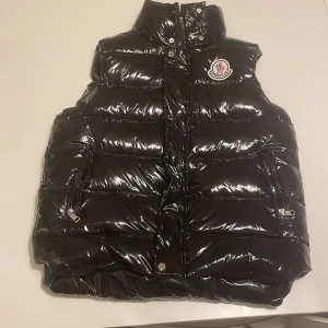 Moncler väst  - Säljer nu min oanvända monclear väst. Jätte bra skick. Frakt= du står för den annars finns den i Göteborg. Den är ungefär xs/s den passar dig som är 155-165 cm lång 