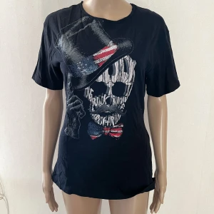 T-shirt med dödskalle - Omsydd. Behöver sy ena sömmen.