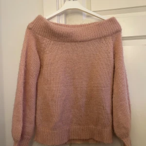 Of shoulder stickad  - Mjuk stickad tröja från gina tricot 