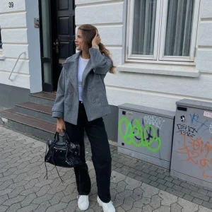 Designbysi kappa - Säljer nu min fina kappa från designbysi i färgen grå då den inte passar så bra längre. Köpt förra sommaren och inga defekter, hör av er om ni vill ha egna bilder❣️