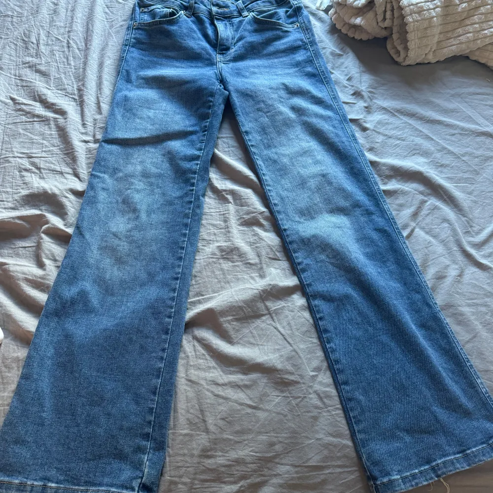 Säljer dessa lågmidjade jeans eftersom de är förstora för mig midjan, är nästan helt oanvända är i bra skick. Hör av dig vid intresse . Jeans & Byxor.