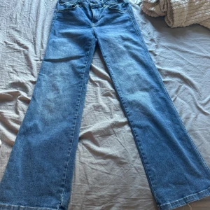 Jeans  - Säljer dessa lågmidjade jeans eftersom de är förstora för mig midjan, är nästan helt oanvända är i bra skick. Hör av dig vid intresse 