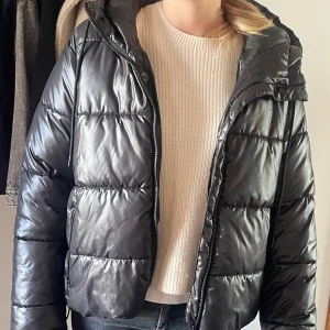 Snygg vinter jacka - Glansig vinterjacka från h&m, använd mycket få gånger så nyskick🤩perfekt till vintern❄️❄️