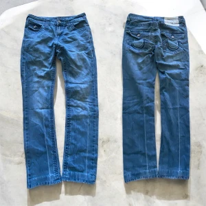 TRUE RELIGION JEANS - Feta true religion. Inga defekter Midja 35 Ytterbenslängd 97 Innerbenslängd 71 Benöppning 18