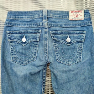 True Religion jeans - Supersnygga lågmidjade True Religion jeans! 😍 I nyskick! (Skuggor på bilderna, alltså inga fläckar!) Säljer endast för att de inte används. ✨ SKRIV INNAN DU KÖPER! 💓 Midjemått: 40 cm Innerben: 78 cm Gren: 19 cm Fotvidd: 19,5 cm