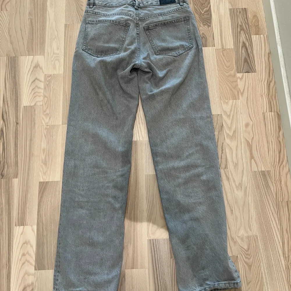 säljer dessa lågmidjade jeans från Ginatricot (perfectjeans Ginatricot) i straight. Dom är för stora för mig, storlek 36. Har använt dom ett par gånger men dom är i bra skick, inga defekter.. Jeans & Byxor.