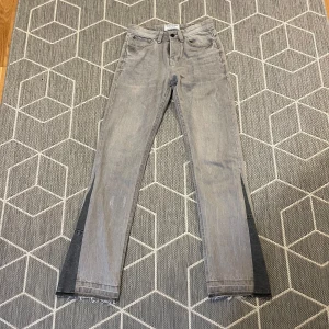 Flared Jeans - Säljer ett par custom made flared jeans. Jeansen var hel gråa från början men jag har själv sytt in flaren. Byxorna är riktigt bra kvalite och passar dig med unik stil. Skicka privat meddelande vid frågor!💌 
