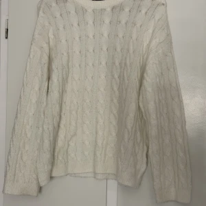 Stickad tröja  - Stickad tröja från lager 157. Stor i storleken och knappt använd. Aningen offwhite i färgen. Pris går att diskuteras💕