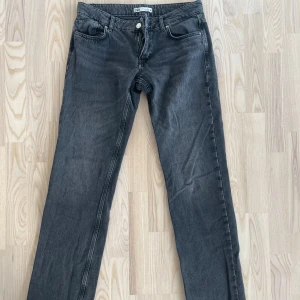 Lågmidjade jeans full lenght - Säljer dessa zara jeans då de tyvärr blivit för små för mig. Jag är 180cm och dem är perfekta i lägden. Inga tecken på användning 💗