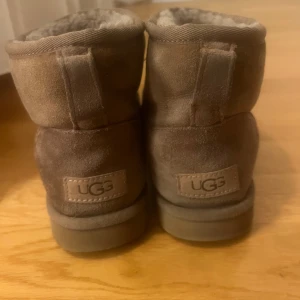 Bruna Uggs  - Säljer mina bruna Uggs i storlek 39. Dem är använda och lite missfärgade av regn som man kan se på bilden. Men mjukis och sköna inuti 😄