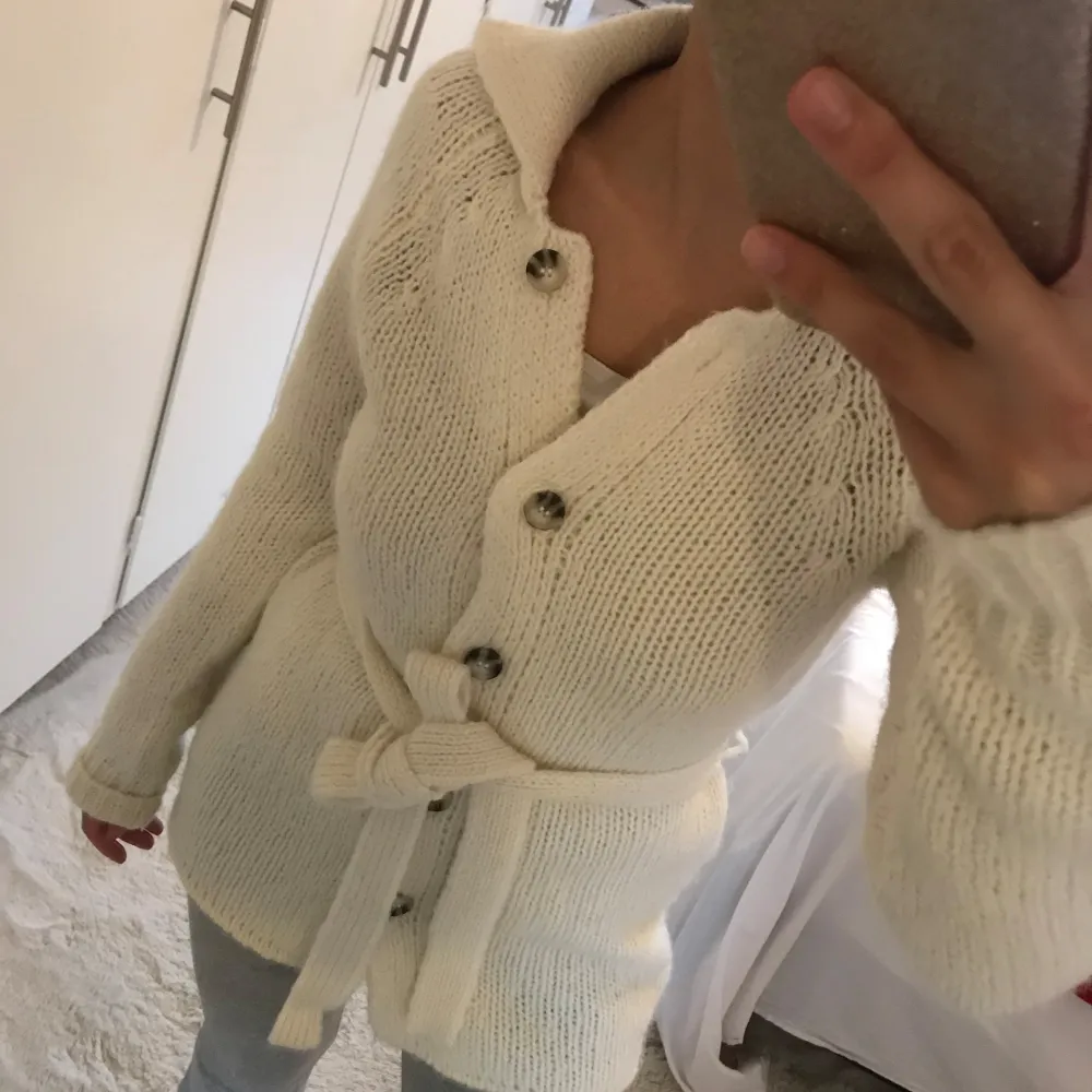 Grovstickad cardigan från Zara i strl S. Gjort på ull och knappt använd.. Stickat.