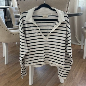Blåvit randig tröja - Blå vit randig tröja från Lindex i stl xs, Är i en kortare modell Andvänd fåtal ggr 