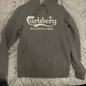 Säljer en grå hoodie med Carlsberg tryck på framsidan. Den är köpt från Amaze festivalen på Smögen. Nypris 700