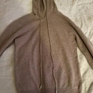 En beige merino hoodie från Laurito. Den är aldrig amdvönd och har jättebra passform. Gör inga returer.  