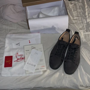 Loubitin skor  - 10/10 skick helt nya!! Då dom var för stora för mig😃 skriv om ni undrar något speciellt