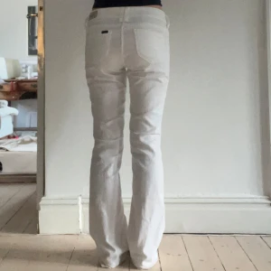 Vita Lee jeans - Säljer dessa vita lee jenas då de inte kommer till användning. Midjemått: 37 cm. Innerbenslängd: 78 cm. Skriv om du har frågor!💗