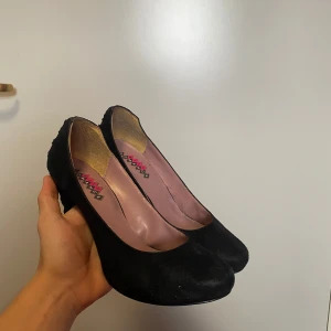 Svart högklackar Wild Romance  - Vintage klackar i mocka material från Wild Romance