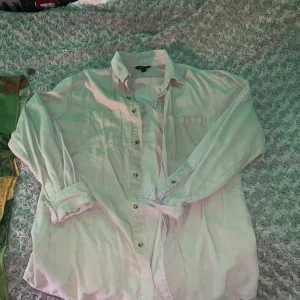 Schysst Manchester skjorta - Lite skrynklig med annars helt oanvänd