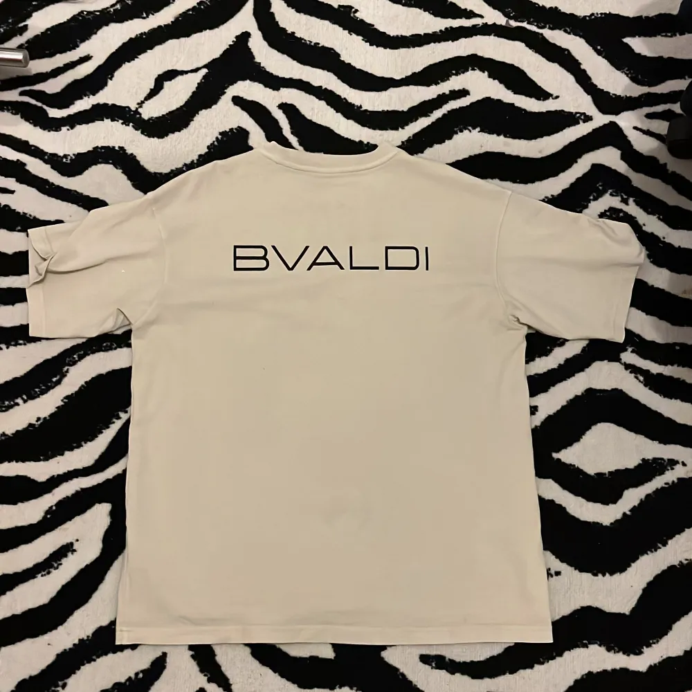 Bvaldi t-shirt oversized skick 9/10 använd 2-3 gånger.. T-shirts.