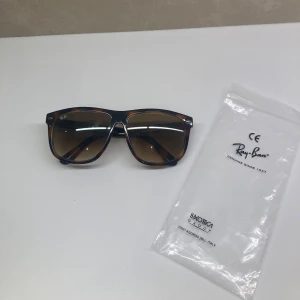 Rayban Boyfriends - Extremt feta rayban boyfriends i den eftertraktade färgen. skick 9/10 då de gått lite sönder som ni ser på bild 2, extremt schyssta till bra pris✔️ hör gärna av er vid frågor och funderingar🙌🏼