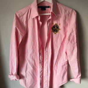 Ralph Lauren skjorta  - Ralph Lauren sport skjorta, rosa, storlek 8 (mosvarar 36/38).  Jag har 38/40 på alla kläder.  Fint skick. 