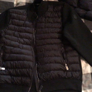 Moncler Cardigan  - Säljer Moncler cardigan jacka  Super fint skick använd ett fåtal gånger.  Köpt för 13000kr  Säljs för 7000kr