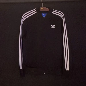 Adidas - En fin adidad hoodie som är väldigt fin och 10/10 skick