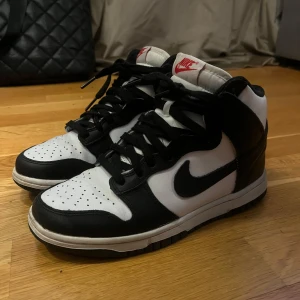 Mid jordans  - Skorna är använda men har bra skick. Det är lite smutsiga på sidorna men inget syns tydligt. 