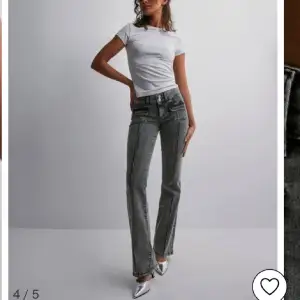 Säljer mina jätte fina lågmidjade bootcut jeans från nelly då de inte kommer till användning längre, pris kan diskuteras❤️