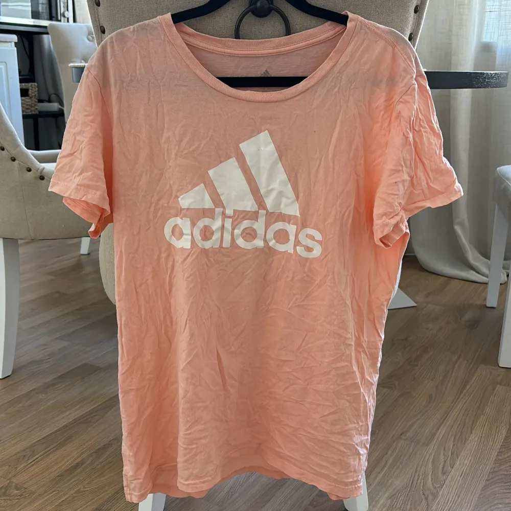 En rosa T-shirt från adidas i stl L är i andvänt skick. T-shirts.