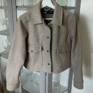 Jacka från zara - Beige jacka från zara. Använd fåtal gånger, inga defekter.