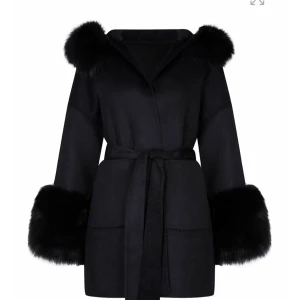 Päls kappa - En kappa i äkta päls. Använd ett par fåtal gånger bara så i god skick. Jag har tagit av armpuffarna men dem medföljer! Passar Xs-M. Pris går att diskutera Nypris 5000