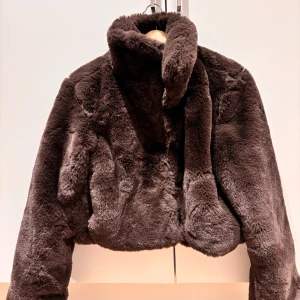 Pälsjacka - En jätte fin pälsjacka som är använd bara fåtal gånger. Det är jätte mjuk och fin jacka som passar till allt.