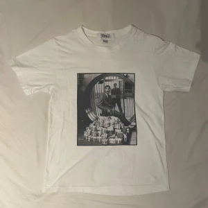 Grisch T-Shirt - Grisch Muhammed Ali T-Shirt från Fiore Studios. Tröjan är xs (150-160) är använd runt 5 gånger och sjukt bra kvalité. Tröjan är som ny och inga som helst tecken på att den är använd! Ord pris 399kr (Kom dm om ni har frågor) Kan gå ner i pris!