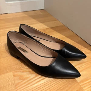 Ballerinaskor - Svarta ballerinaskor med spetsig tå, köpta på Vinted med tyvär för stora för mig ✨