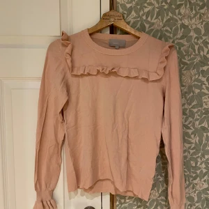 Ljusrosa tröja med volanger - Volangtröja