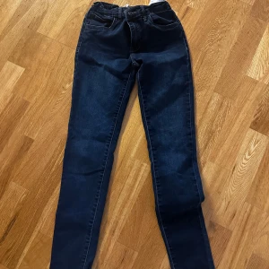 Barn Levis jeans  - Knappt använda barn jeans från Levis i mörkblå storlek 152 